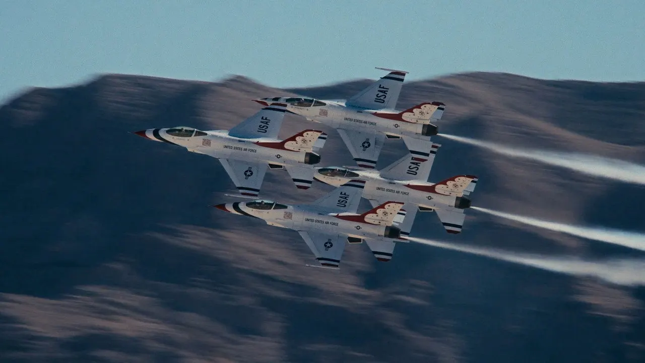 Cena de Thunderbirds: A Elite da Força Aérea dos EUA (2025)