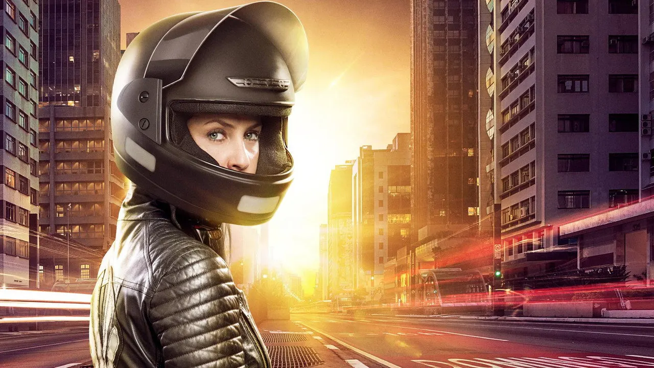 Cena de A Garota da Moto (2016)