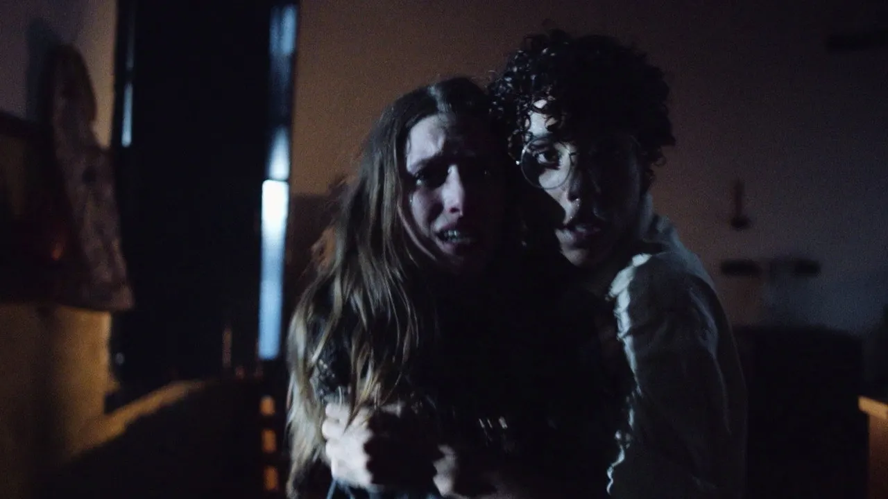 Cena de O Diabo Mora Aqui (2016)