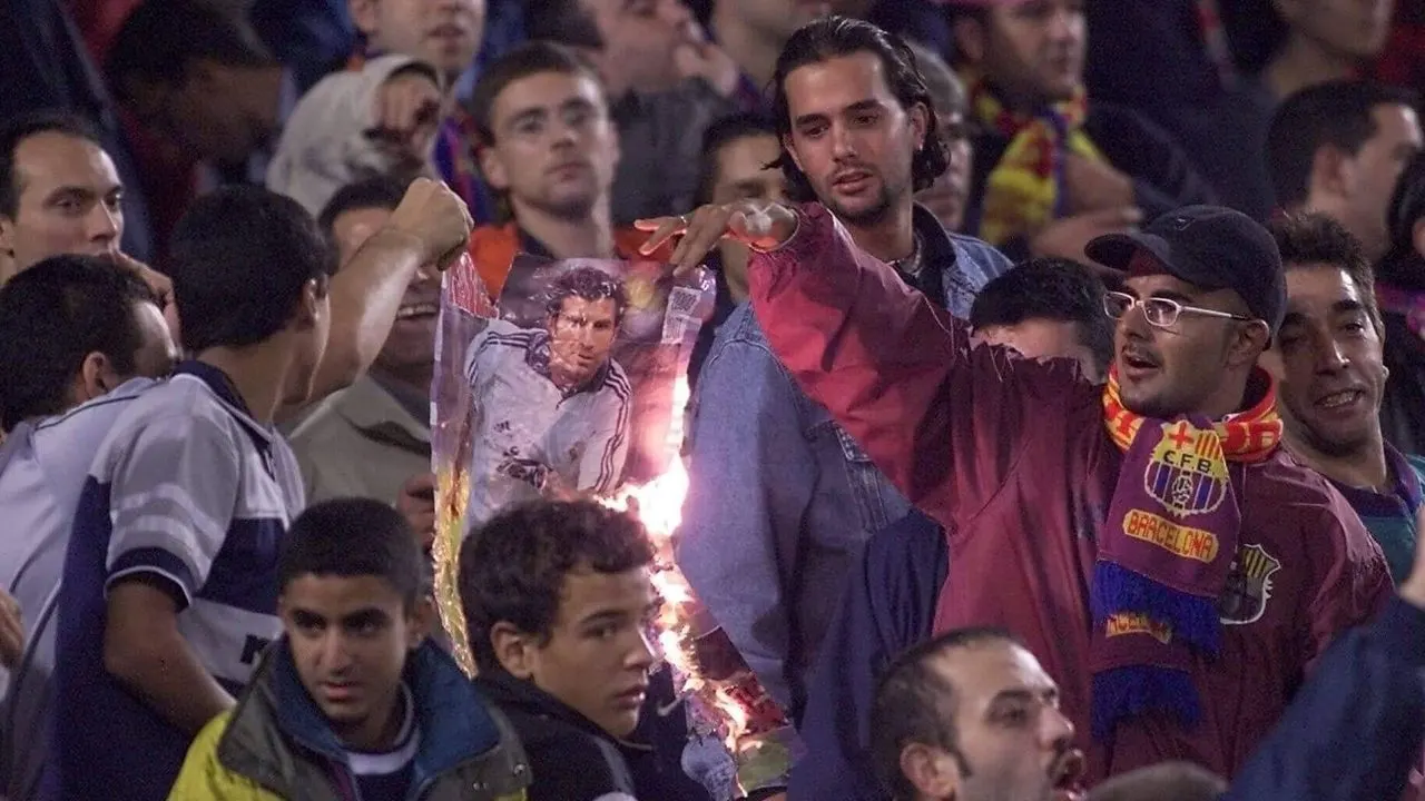Cena de O Caso Figo: A Transferência que Mudou o Futebol (2022)