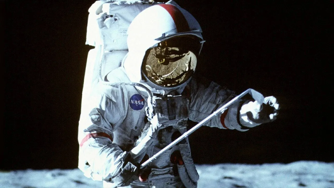 Cena de Da Terra à Lua (1998)