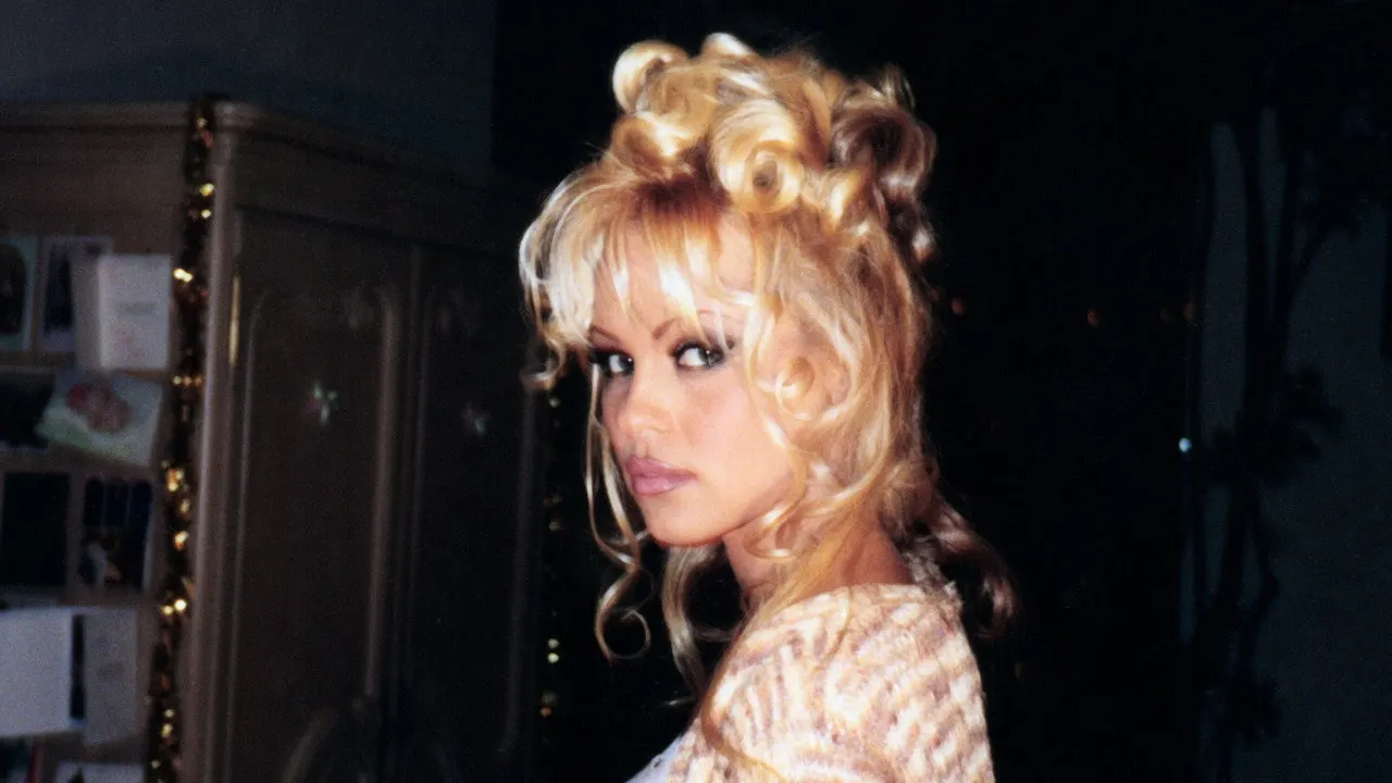 Cena de Pamela Anderson - Uma História de Amor (2023)