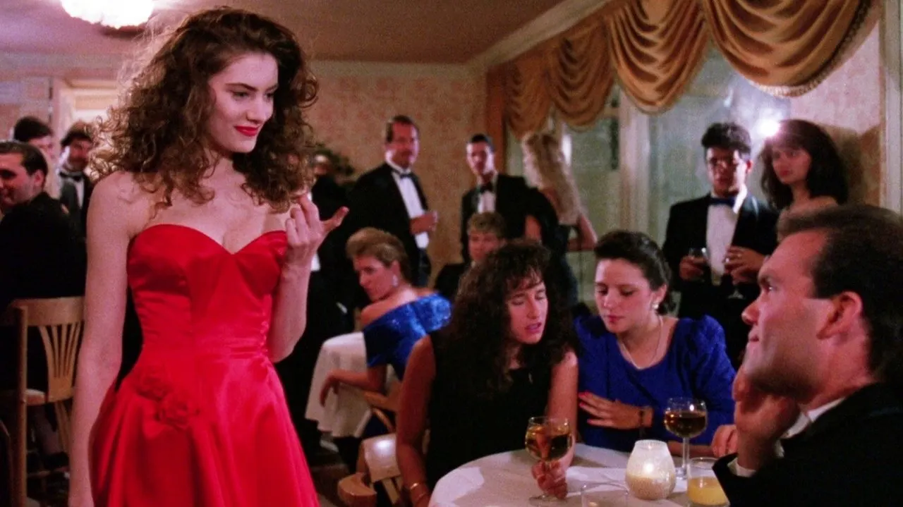 Cena de A Morte Veste Vermelho (1990)
