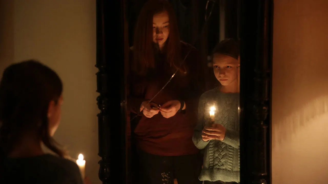 Cena de A Dama do Espelho: O Ritual das Trevas (2015)