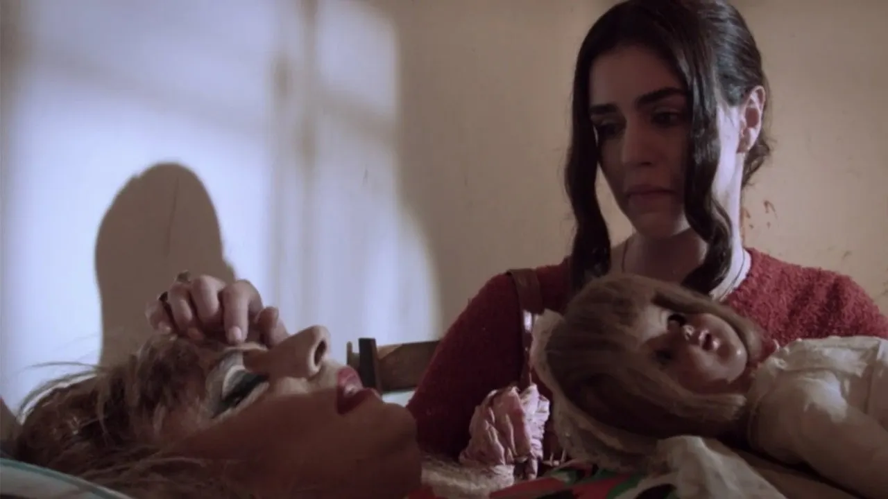 Cena de Filme B - A Bonequinha da Mamãe (2017)