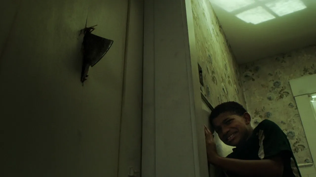 Cena de O Menino Atrás da Porta (2020)