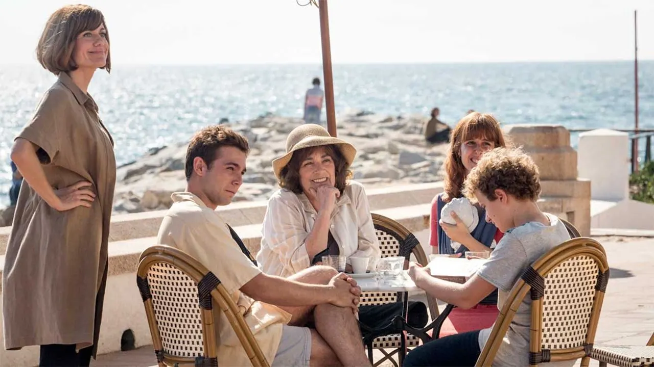 Cena de Gente que Vai e Volta (2019)