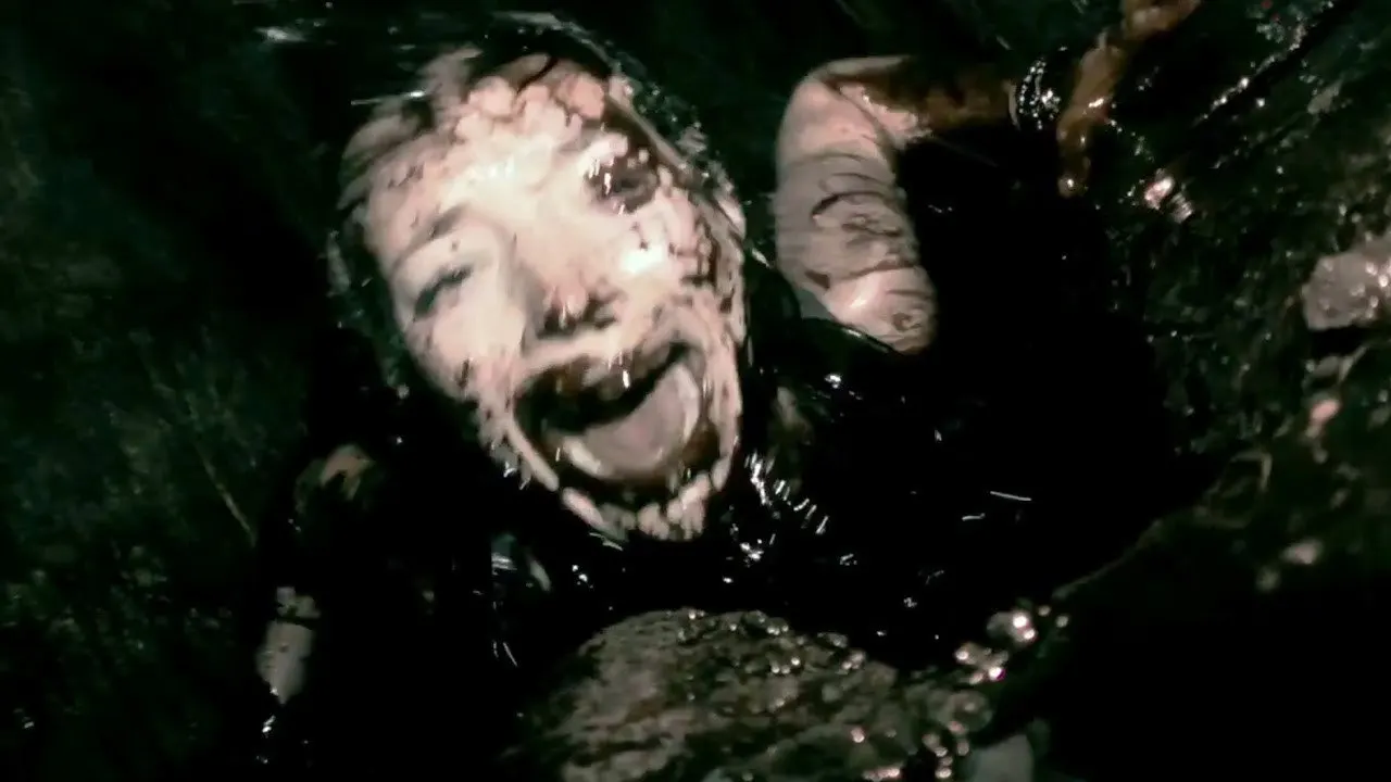 Cena de Assim na Terra Como no Inferno (2014)