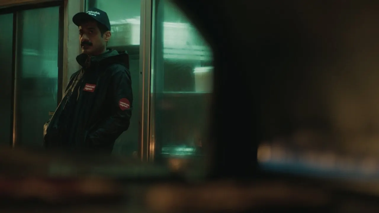 Cena de O Entregador da Noite (2023)
