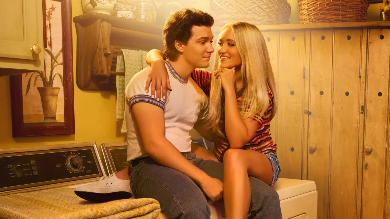 Cena de Georgie e Mandy - Seu Primeiro Casamento (2024)