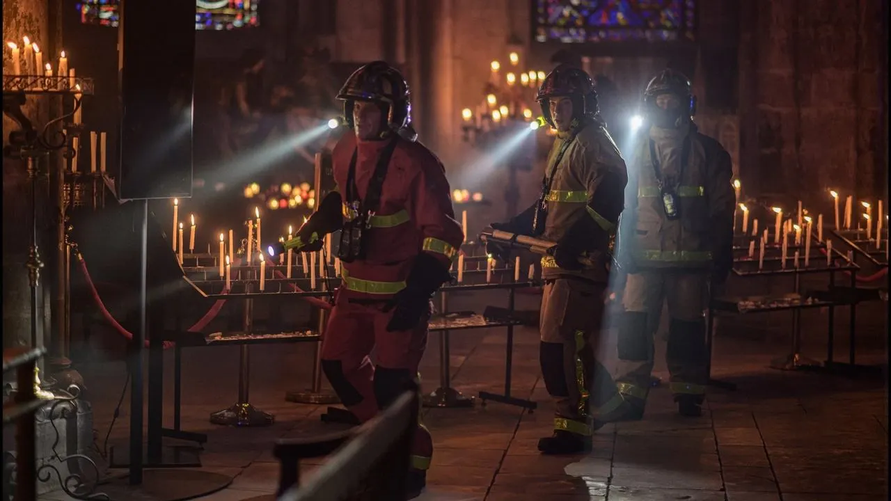 Cena de Notre-Dame: Desastre em Paris (2022)