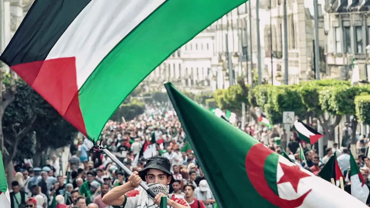 Cena de Deux Vies Pour l'Algérie Et Tous Les Damnés De La Terre (2025)