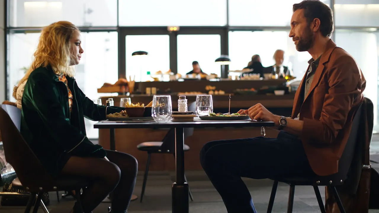 Cena de Inimiga Perfeita (2021)