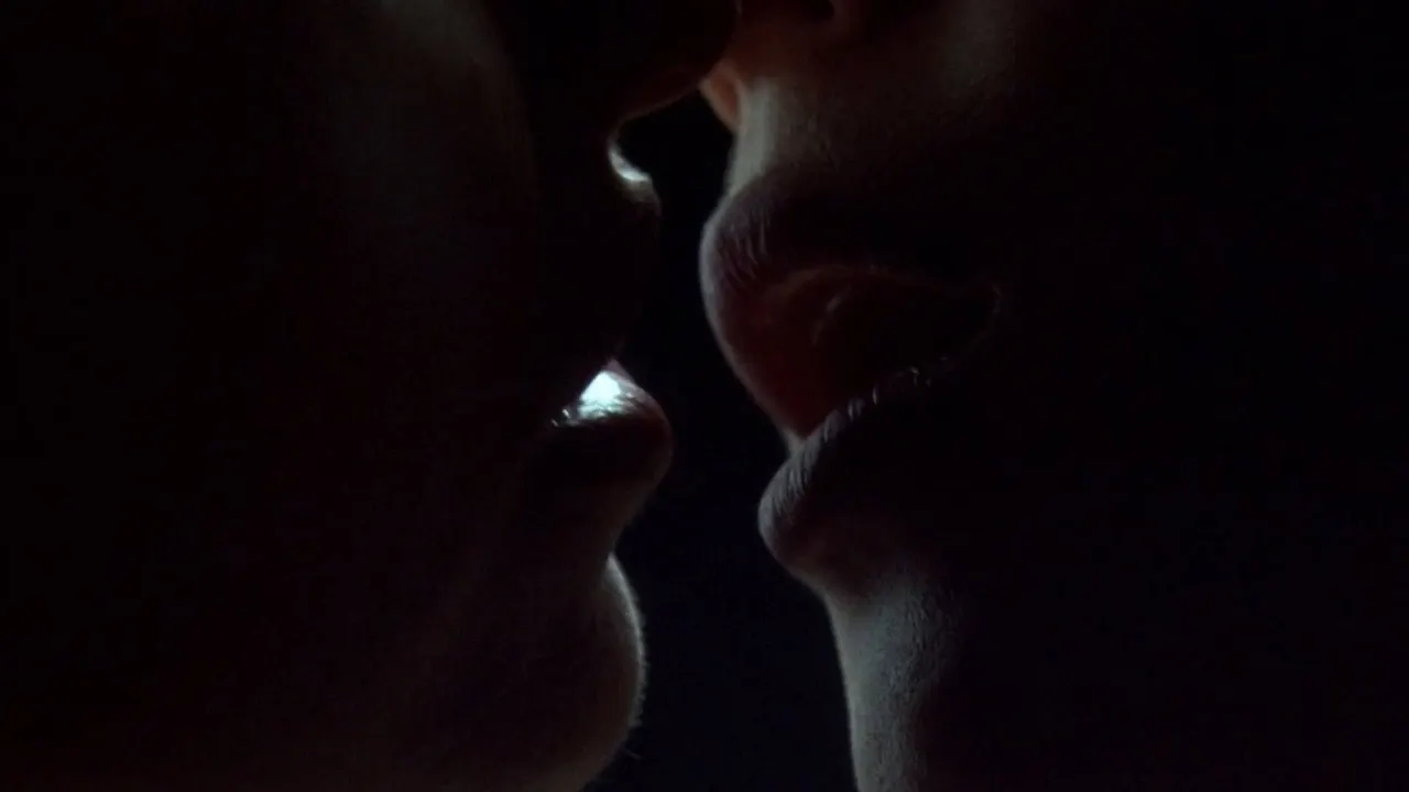 Cena de Ligadas pelo Desejo (1996)