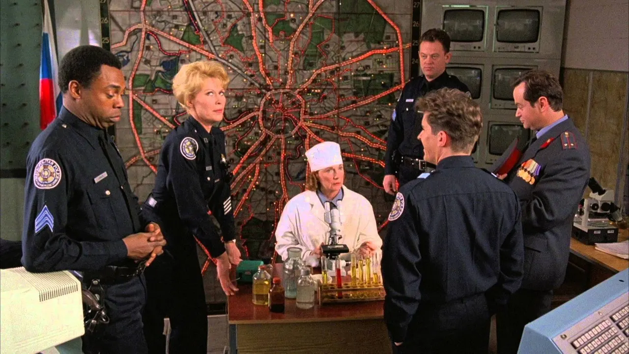 Cena de Loucademia de Polícia 7: Missão Moscou (1994)