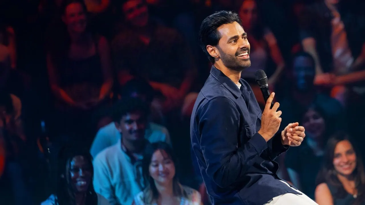 Cena de Hasan Minhaj: Off With His Head (2024)