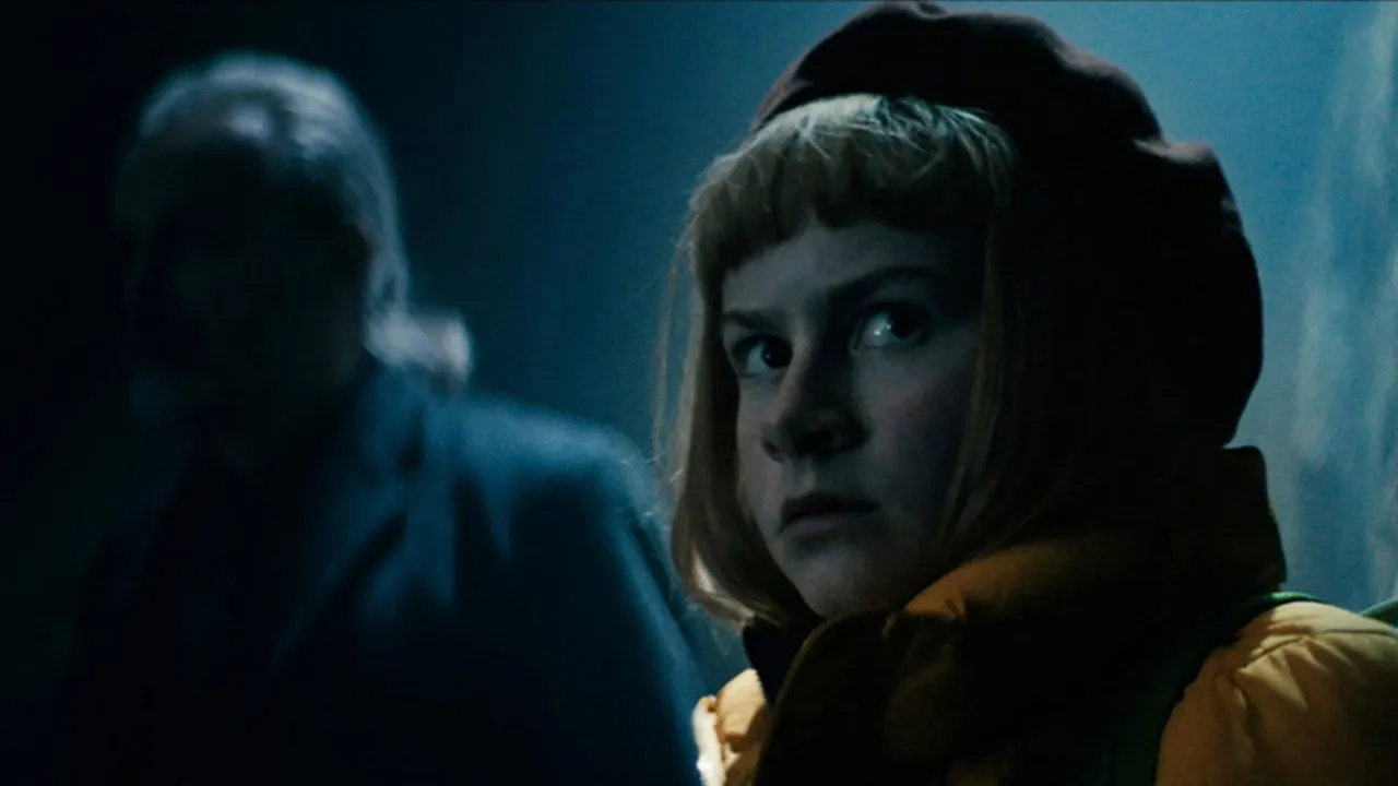 Cena de Nelly Rapp e o Espelho da Morte (2023)