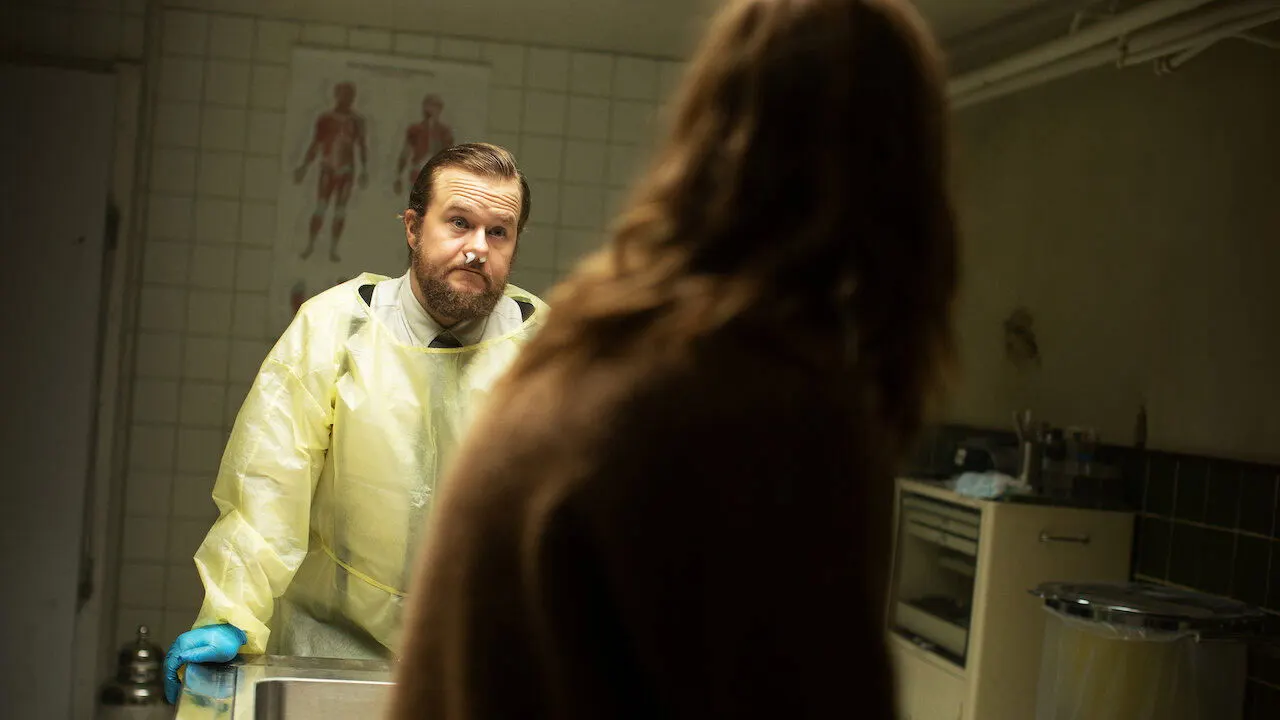 Cena de Post Mortem: Ninguém Morre em Skarnes (2021)