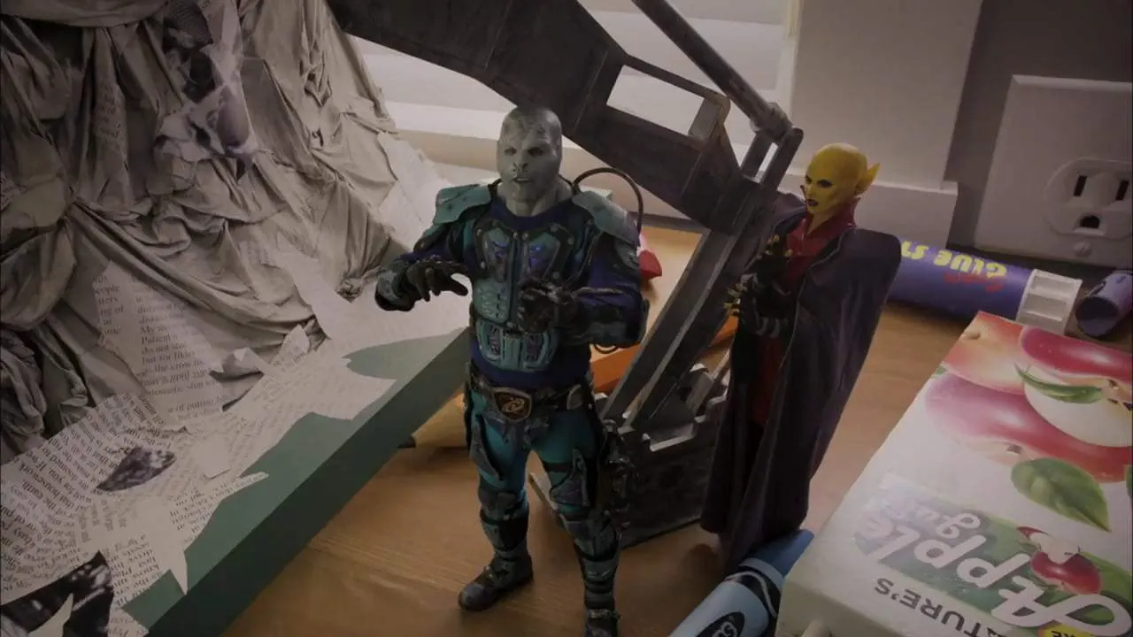 Cena de Tem Alienígenas no meu Quarto (2018)