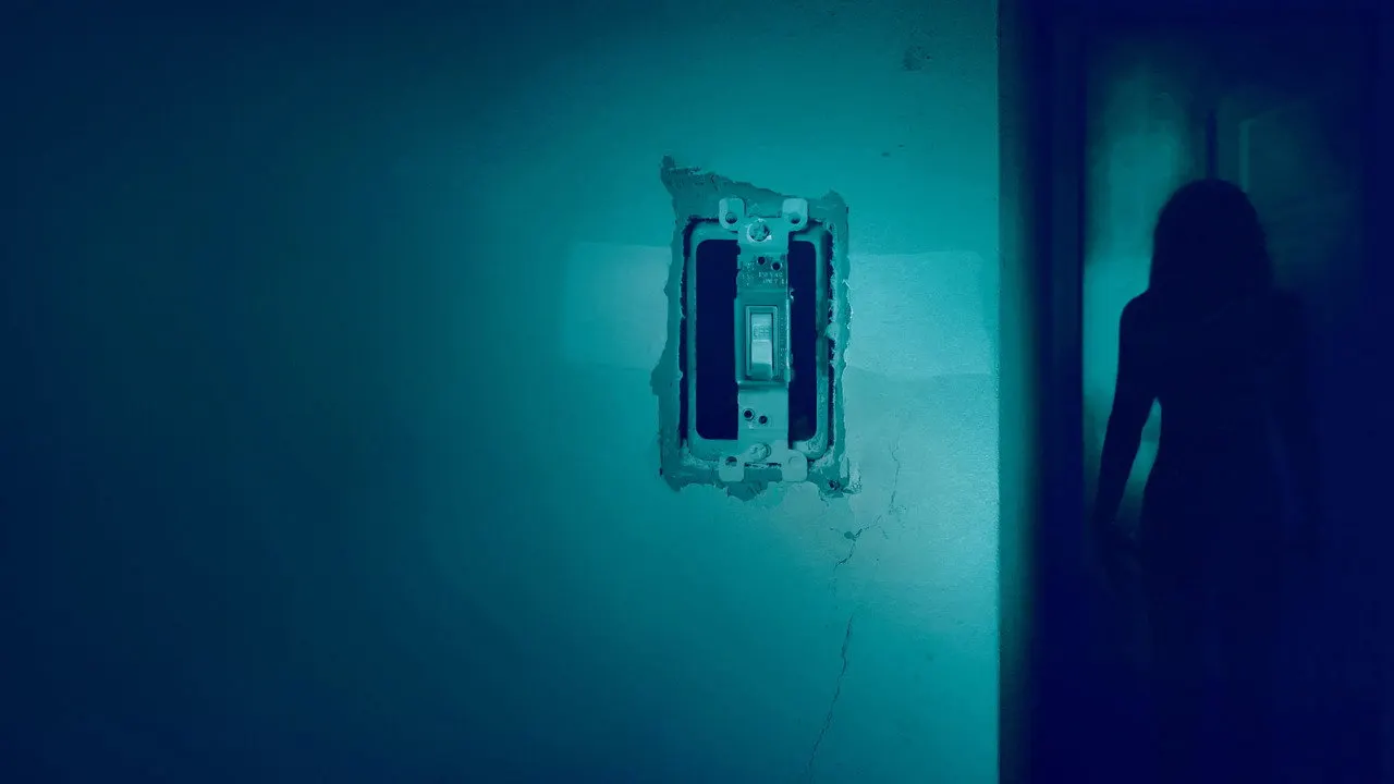 Cena de Quando as Luzes Se Apagam (2016)