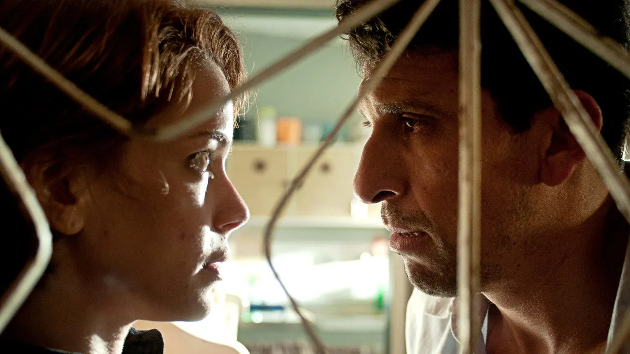 Cena de O Lobo Atrás da Porta (2013)