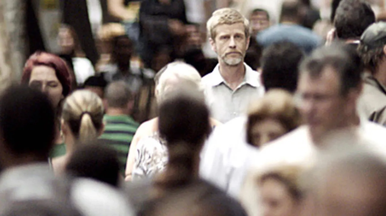 Cena de O Homem das Multidões (2013)
